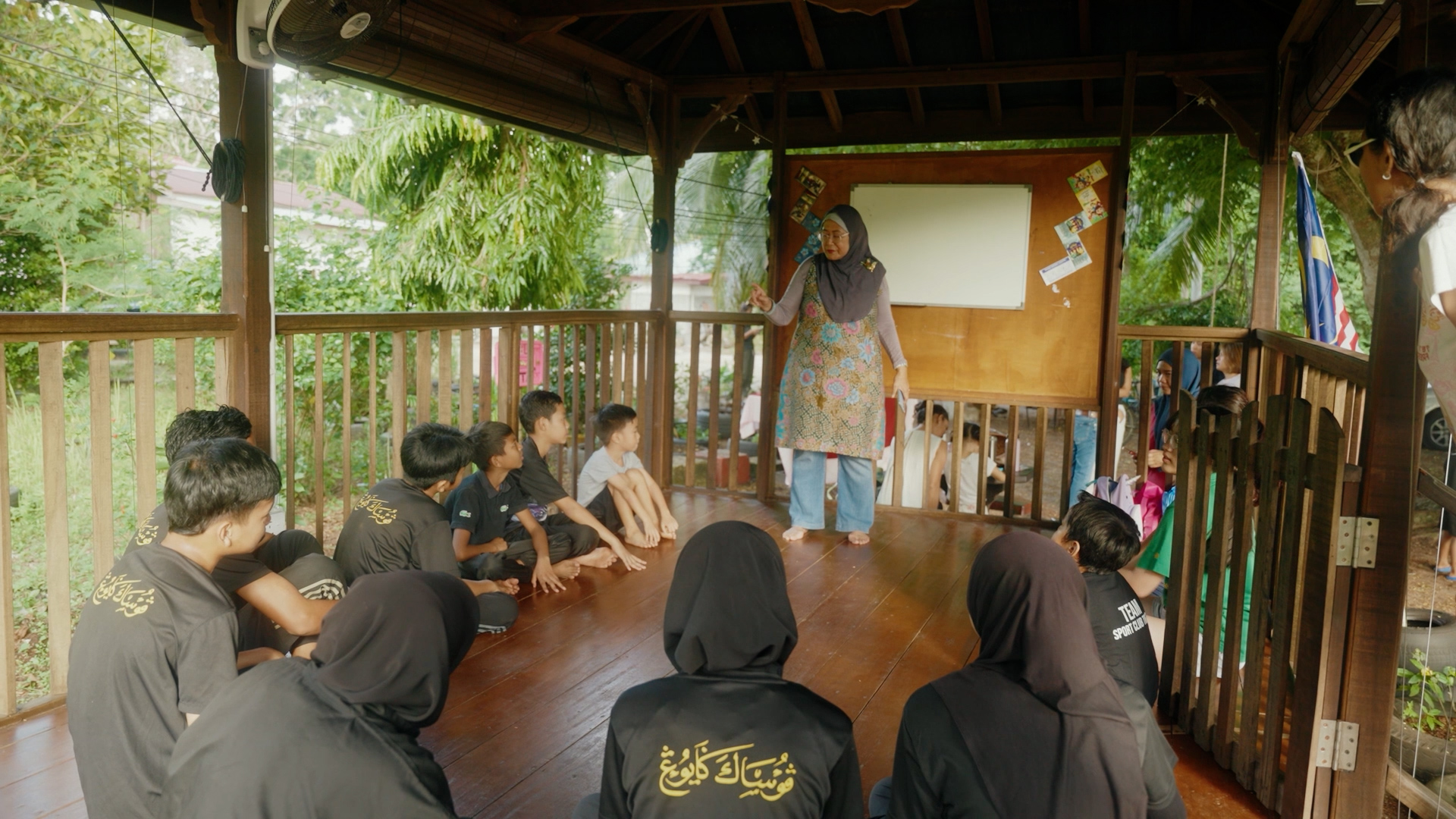 Geng Bersih Kampung - teaching with Kak Zu