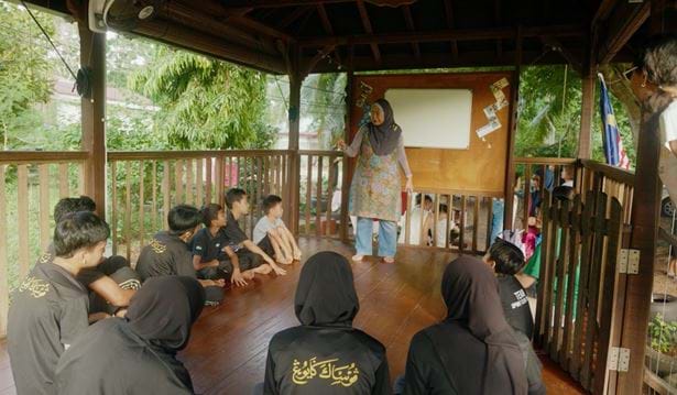Geng Bersih Kampung - teaching with Kak Zu